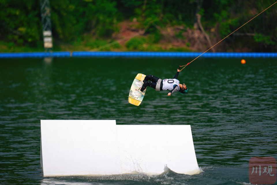 心游泳馆热, 景的人们在, 都世运会比