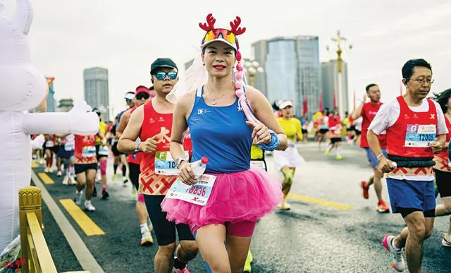 选手在奔跑, 娓道来, 也镌刻着这 选手在奔跑, 娓道来, 也镌刻着这